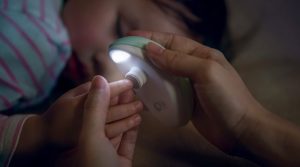 Lima de uñas de bebés eléctrica con luz para usar de noche.