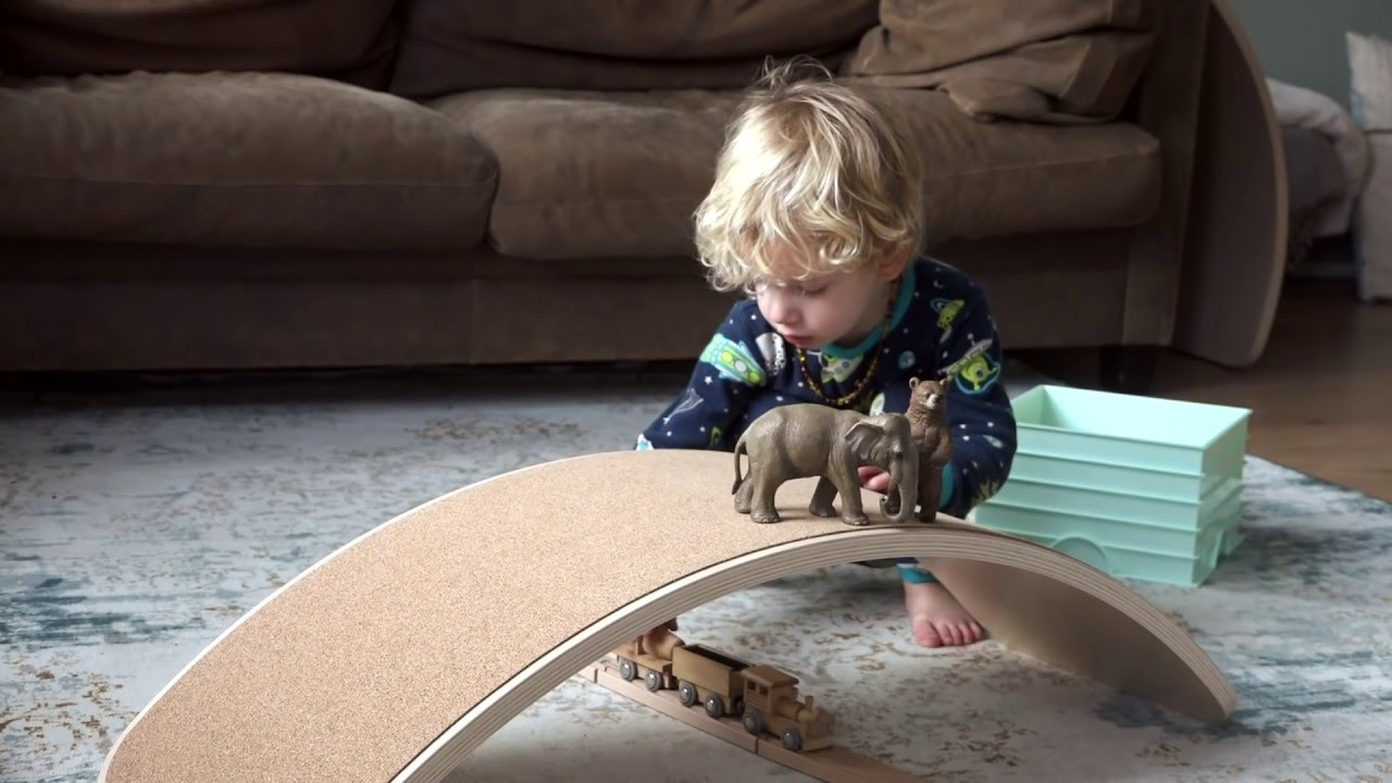 Niño jugando con juguetes de la tienda Moraig.