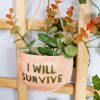 Macetero colgante ¨I will survive¨ Sass & Belle