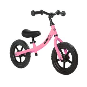 Estilo de vida de bicicletas. elegantes bicicletas con estilo lila con cesta.  la bicicleta de niña se parece a la bicicleta de mamá