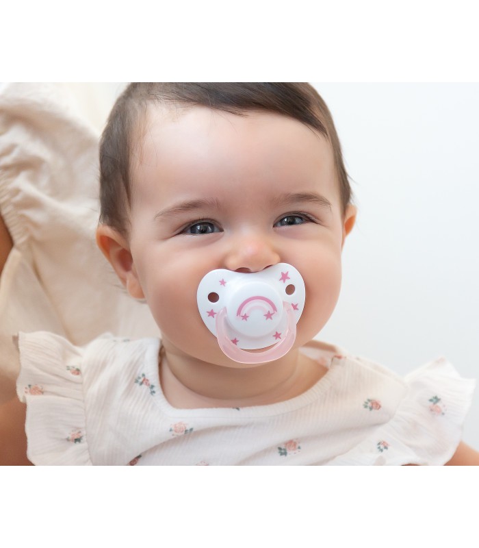 Set de 2 chupetes anatómicos corazón y arcoiris de 6 a 18 meses Set de 2 chupetes anatómicos corazón y arcoiris de 6 a 18 meses
