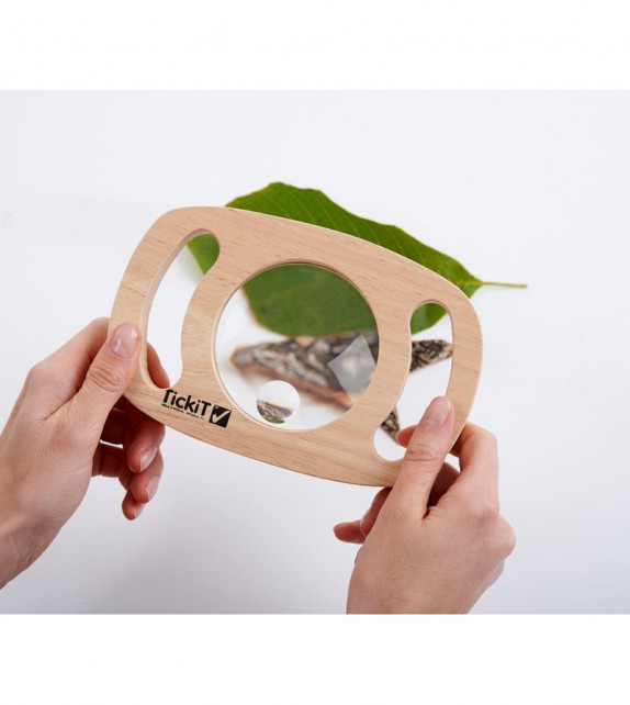 Lupa de madera con asas