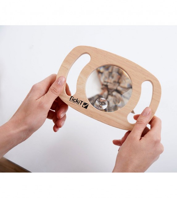 Lupa de madera con asas