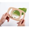 Lupa de madera con asas