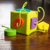 Oombee Cube cubo de actividades para bebés